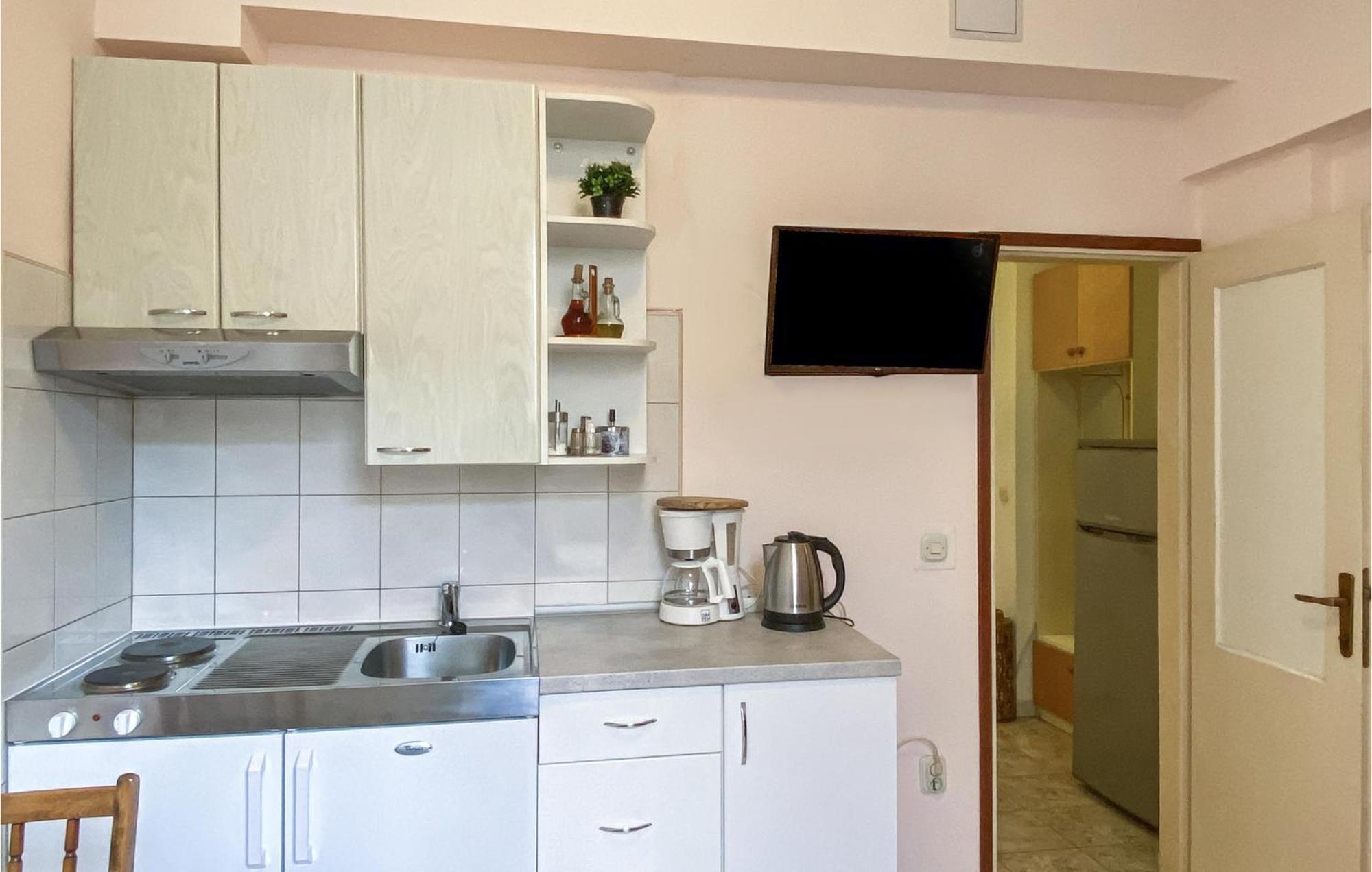 1 Bedroom Nice Apartment In Kastel Sucurac Kastela Ngoại thất bức ảnh