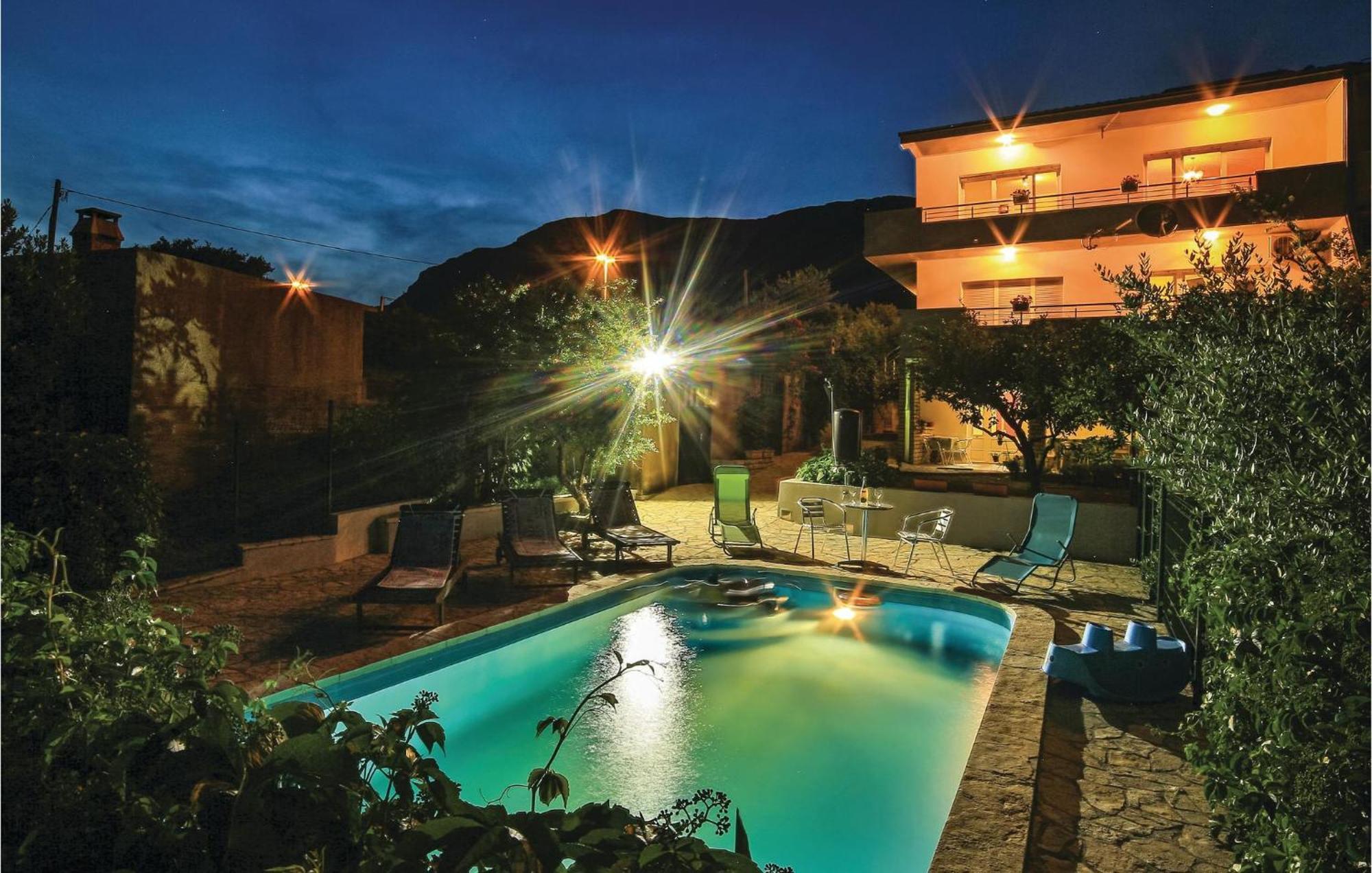 1 Bedroom Nice Apartment In Kastel Sucurac Kastela Ngoại thất bức ảnh