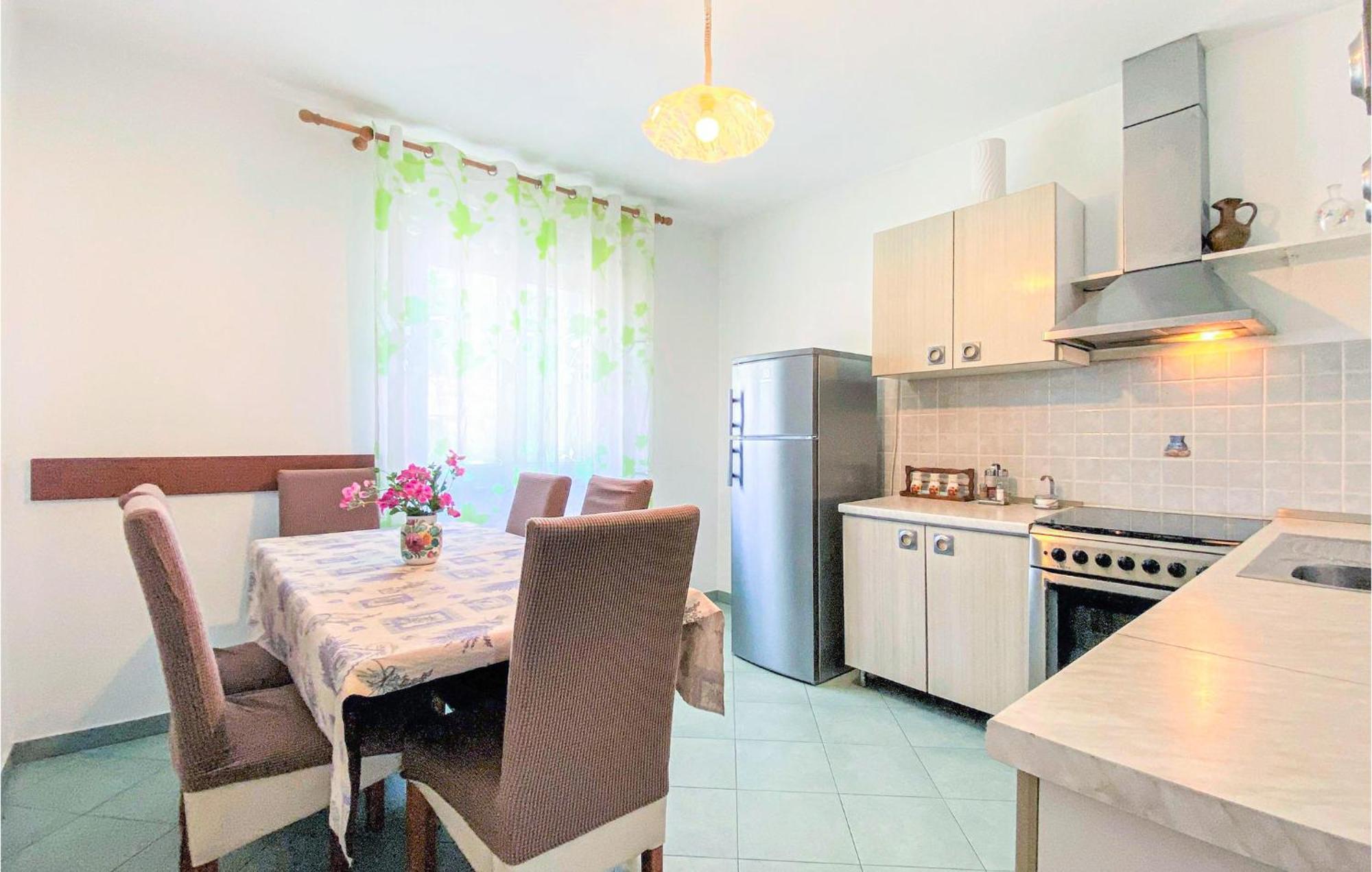 1 Bedroom Nice Apartment In Kastel Sucurac Kastela Ngoại thất bức ảnh